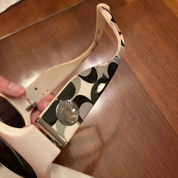 COACH WHITE ARABELLA SUNGLASSES. EXCELLENT CONDITION. WHITE EMBOSSED CASE. EUC - Picture 6 of 15